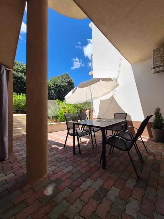 Patio alebo iná vonkajšia časť ubytovania Apartman Marin - Zadar