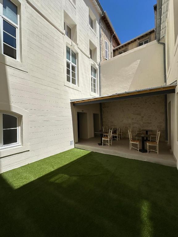 Hôtel Le Médiéval Palais des Papes - Resim 9