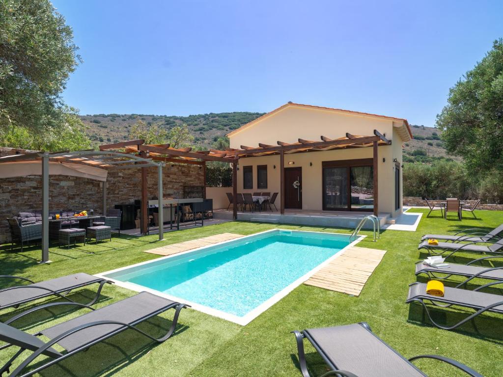 Bazén v ubytování Eleolithos Villa olive & pool nebo v jeho okolí