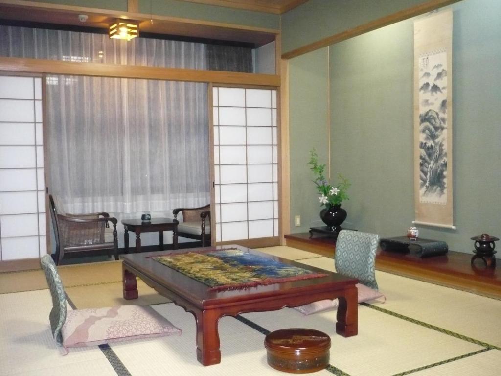 Istumisnurk majutusasutuses Gokayama Onsen Akaokan