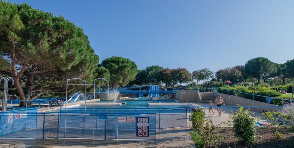Bazén v ubytování Camping Onlycamp L'Argenté nebo v jeho okolí
