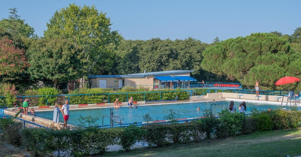 Bazén v ubytování Camping Onlycamp L'Argenté nebo v jeho okolí