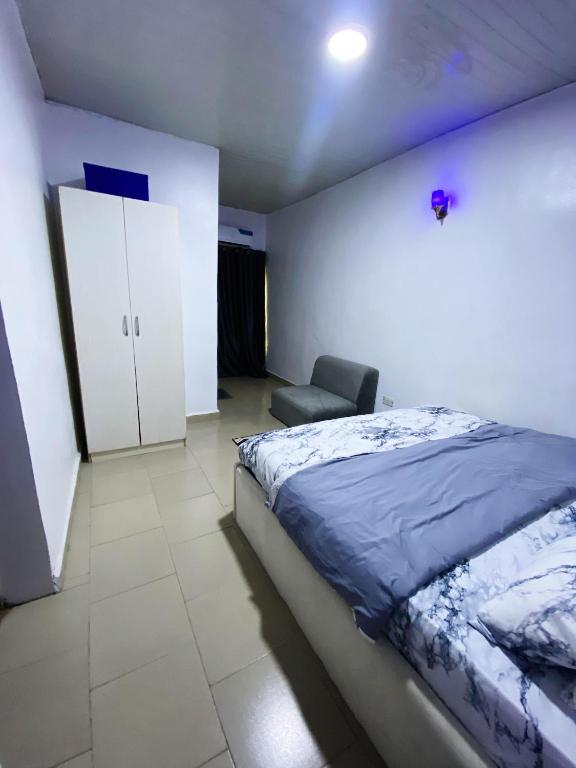 Postel nebo postele na pokoji v ubytování BlueStone Home