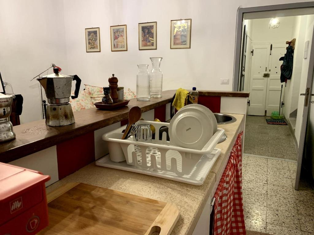 a kitchen with a dish drying rack on a counter at La tua casa a Pitigliano in Pitigliano