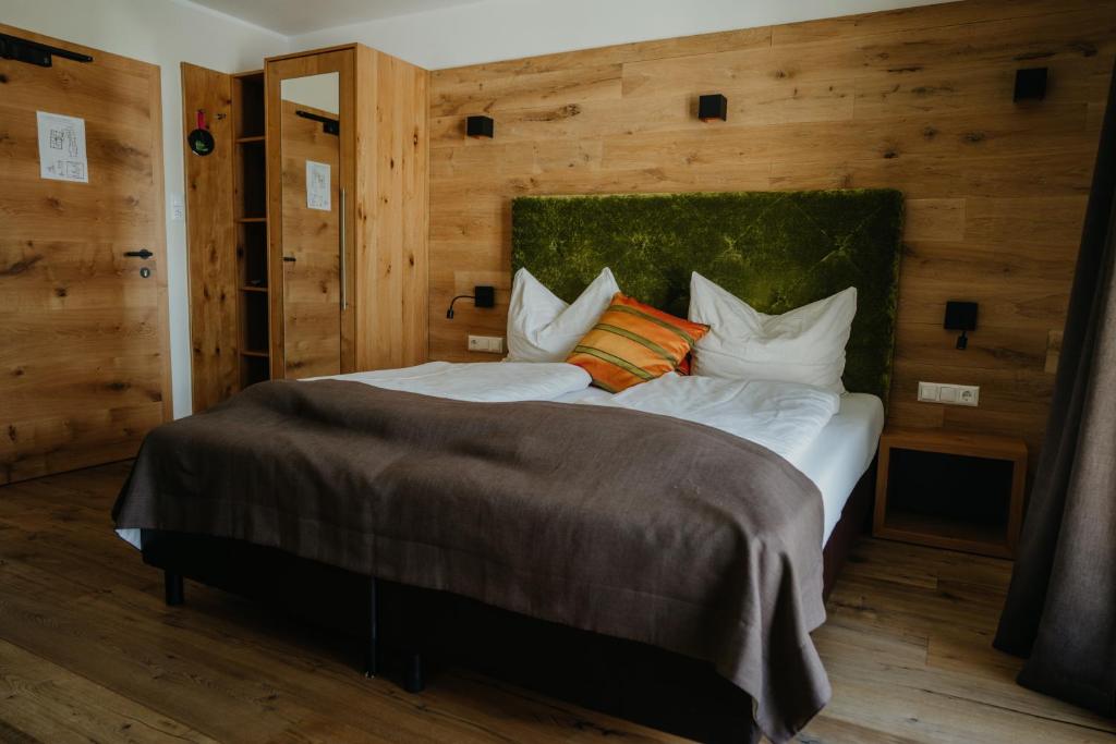 Postel nebo postele na pokoji v ubytování Bierhotel Loncium & Privatbrauerei