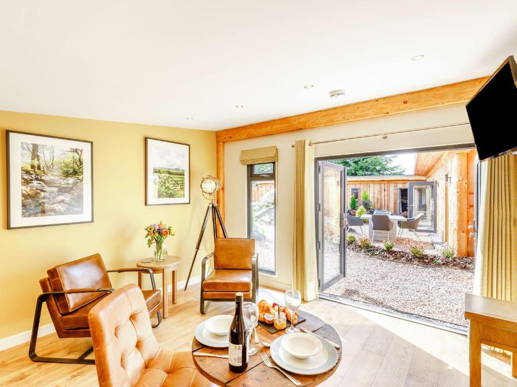 a living room with a table and chairs at Rhosyn - Uk40260 in Llangadfan