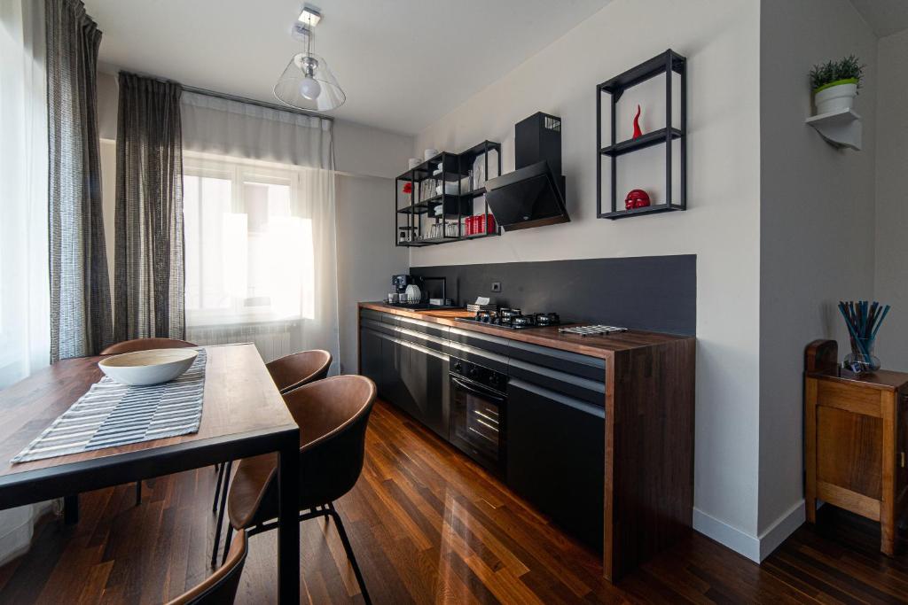 Dimora Cannavini في كاستل دي سانجرو: مطبخ مع طاولة وغرفة طعام