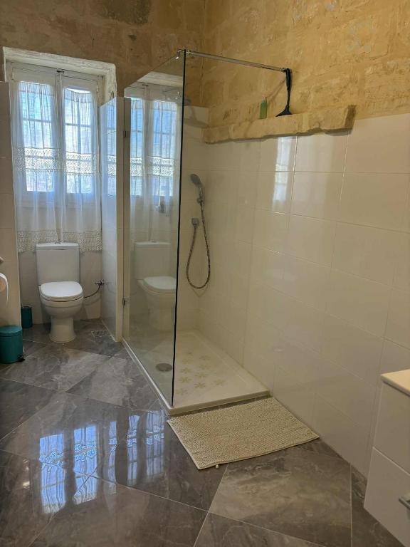Un baño de House of Character - Room with a Pool view