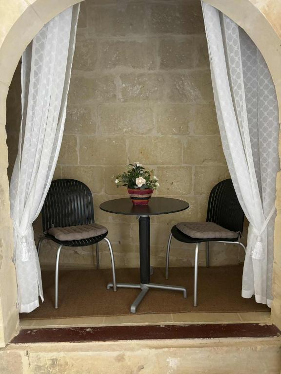 Un lugar para sentarse en House of Character - Room with a Pool view