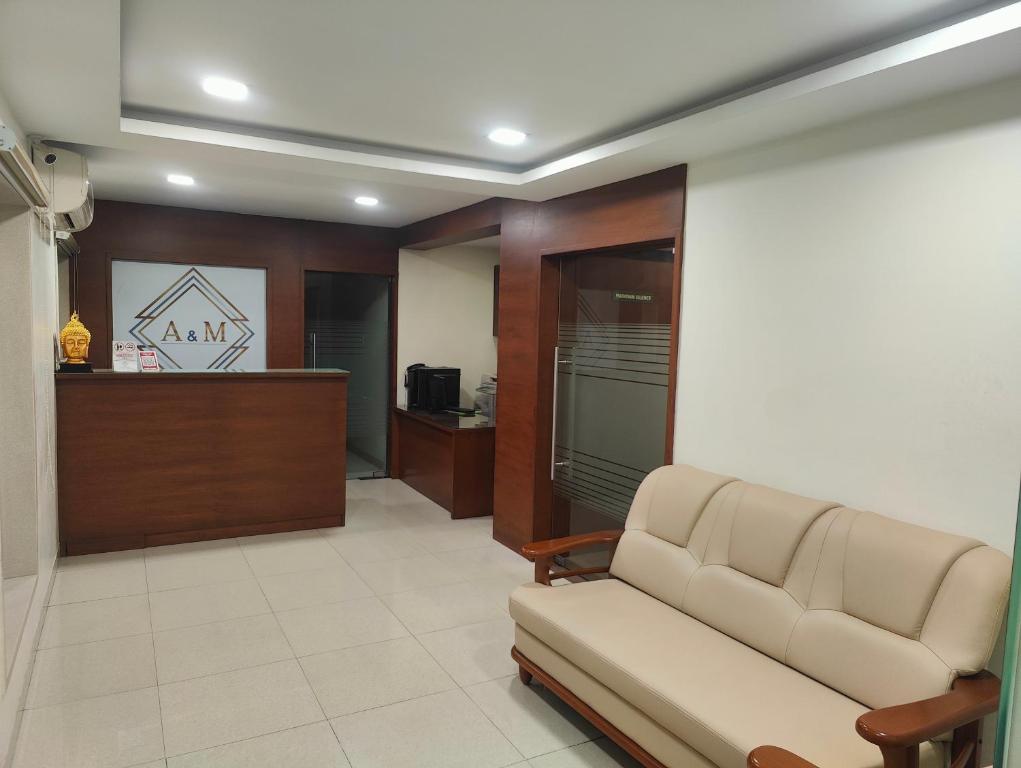 Posezení v ubytování A and M Rooms and Residences