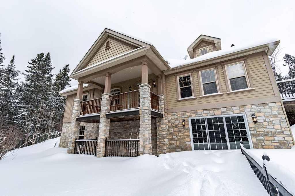 Budova, kde se chata nachází