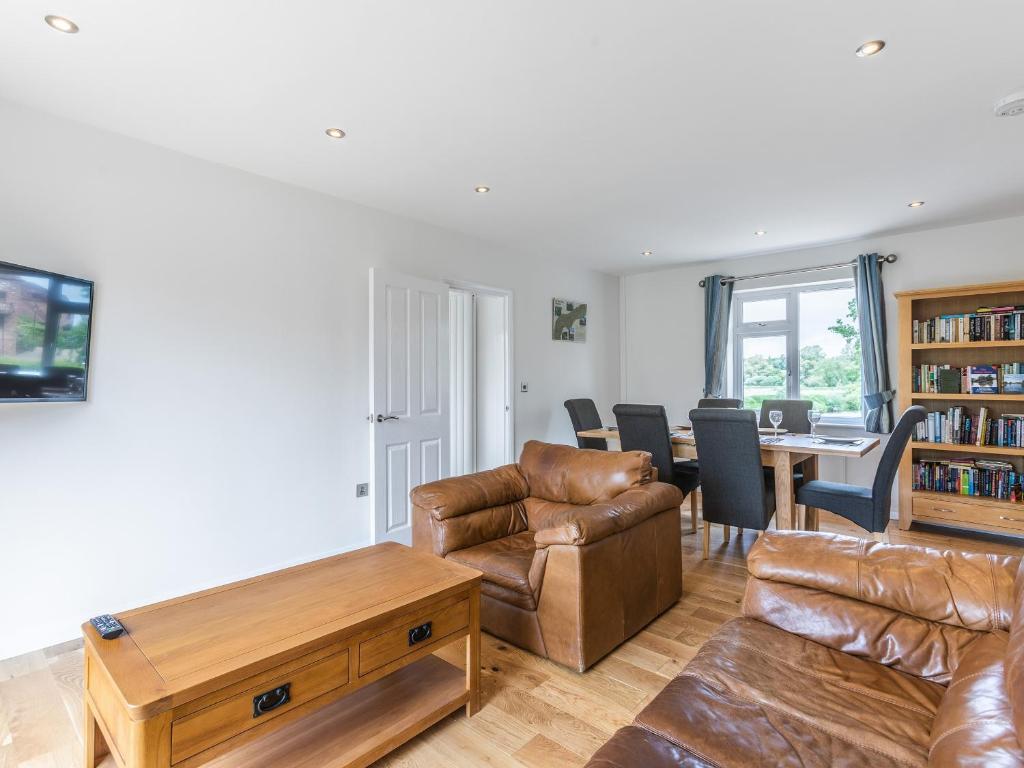 ein Wohnzimmer mit Sofa und Tisch in der Unterkunft Avon Lock Cottage - Uk34125 in Tewkesbury