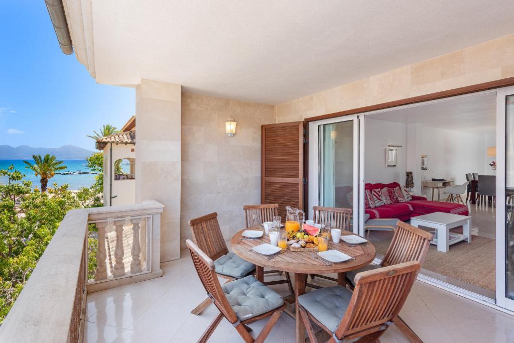 ein Esszimmer mit Tisch und Stühlen auf einem Balkon in der Unterkunft Sea Two in Port de Pollença