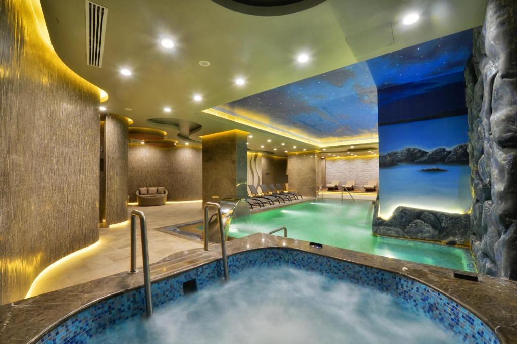 Бассейн в Marigold Thermal & Spa Hotel Bursa или поблизости