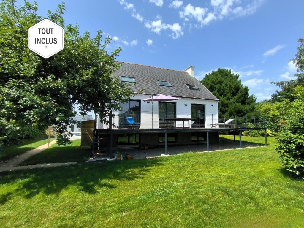 une maison avec un panneau indiquant tour indus dans l'établissement Maison spacieuse près des plages, à Combrit