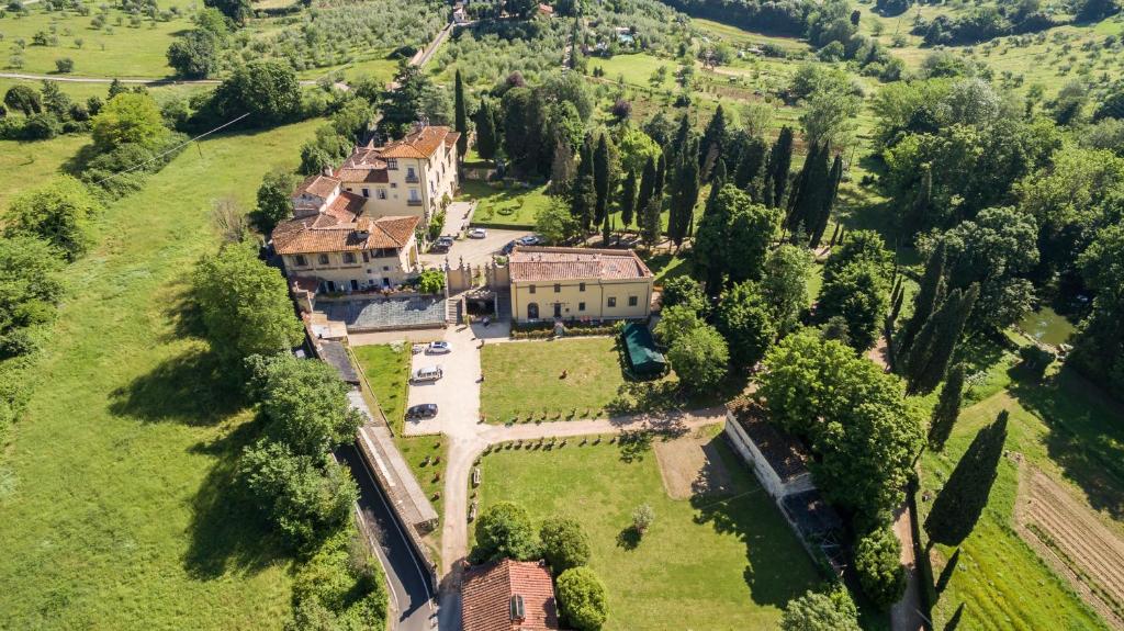 una vista aerea di una casa in un campo di Armonie di Villa Incontri B&B a Firenze