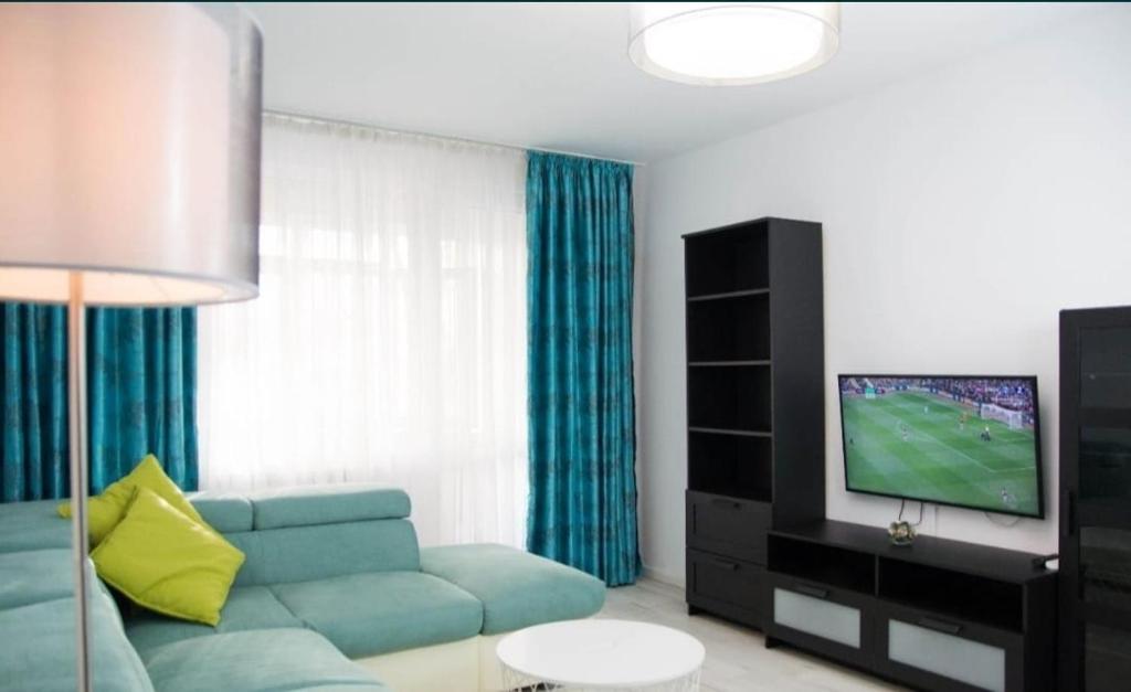 Μια τηλεόραση ή/και κέντρο ψυχαγωγίας στο Apartament Elegant & Central Complet Utiliat Self check-in