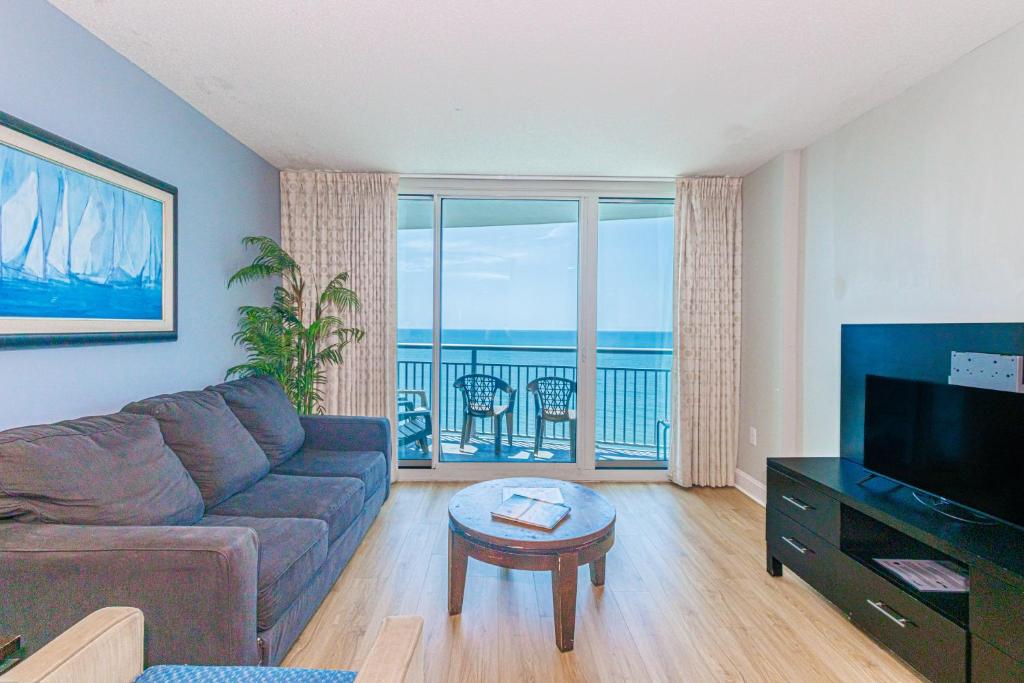 マートルビーチにあるOceans One 1806のソファと薄型テレビのあるリビングルーム