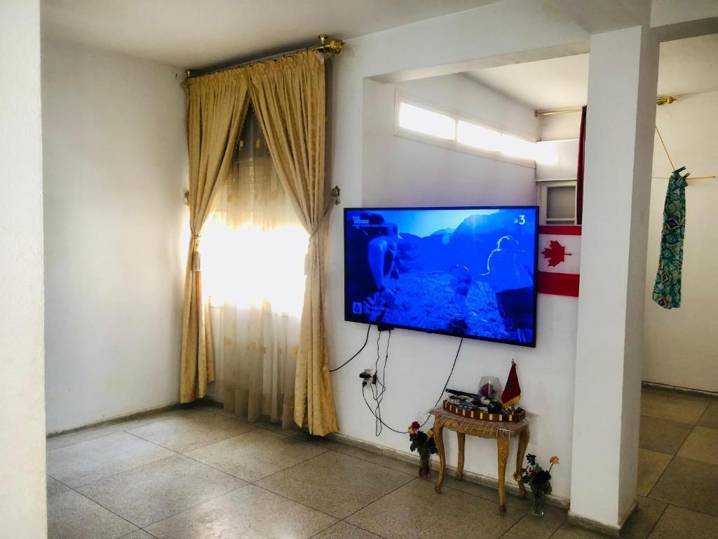 TV a/nebo společenská místnost v ubytování Cyrnos