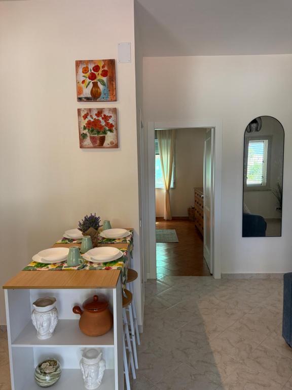 jadalnia ze stołem i lustrem w obiekcie Magaggiari Beach House w mieście Cinisi