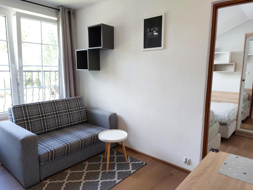 Televízia a/alebo spoločenská miestnosť v ubytovaní Słoneczne Apartamenty w Poddąbiu