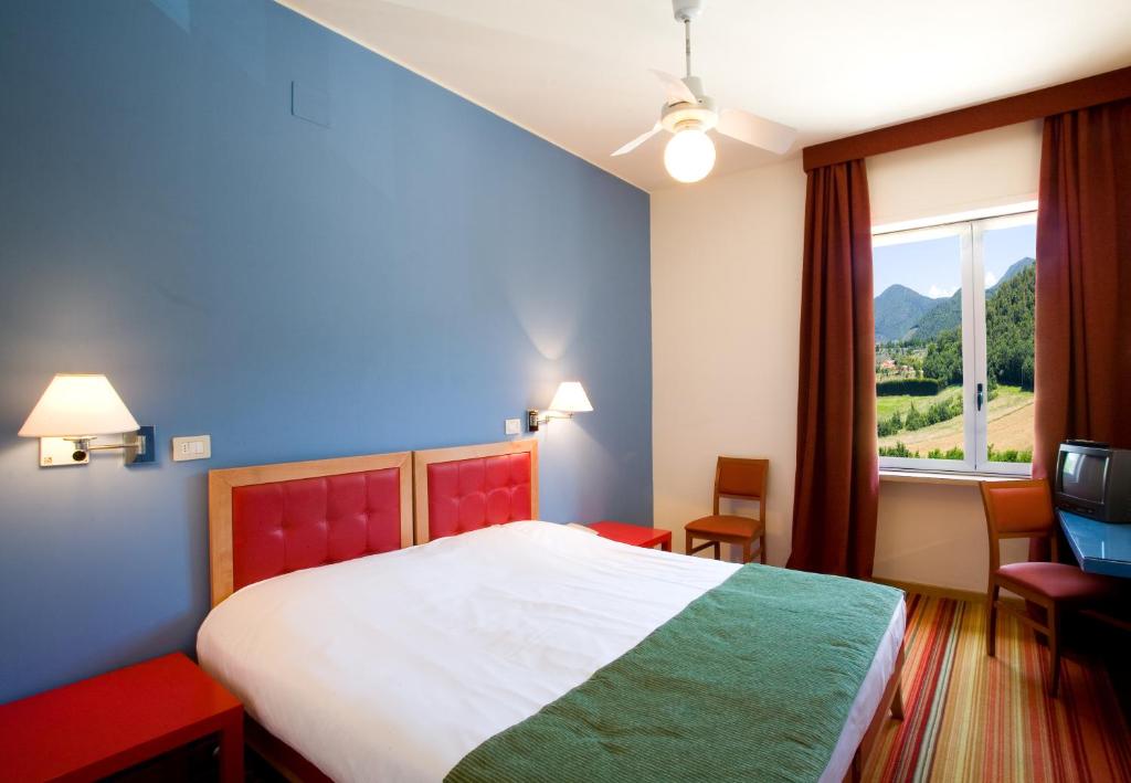 Postel nebo postele na pokoji v ubytování LH Hotel Arca Street Art