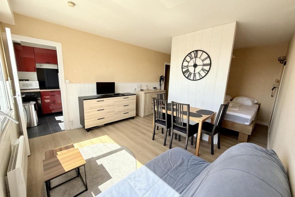 Il comprend un salon avec une table à manger et une cuisine. dans l'établissement Bright apartment for 4 people, à La Rochelle