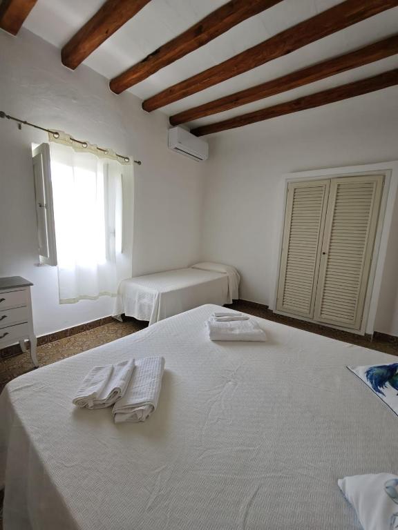 A bed or beds in a room at Hotel Rodà