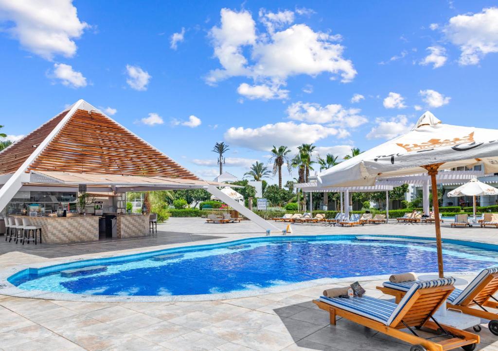 Bazén v ubytování Monte Carlo Sharm Resort & Spa nebo v jeho okolí