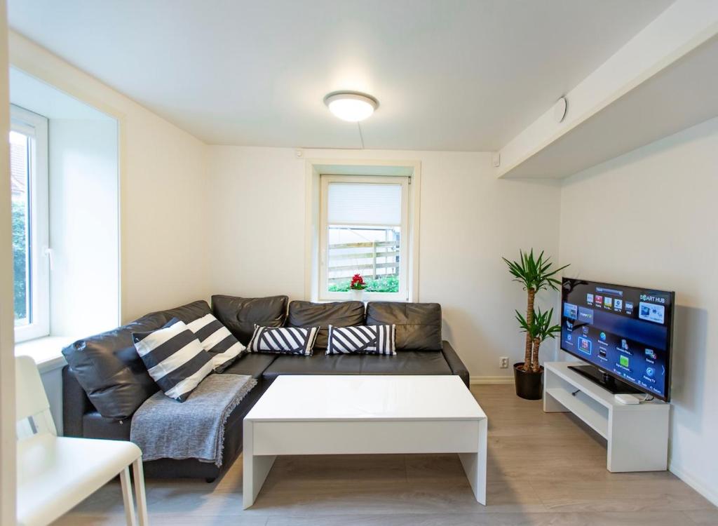 Televisyen dan/atau pusat hiburan di Kozy apartment near Bergen city center with free parking and Wifi