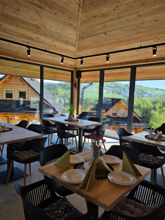 Reštaurácia alebo iné gastronomické zariadenie v ubytovaní Świerkowe Chatki w Koniakowie