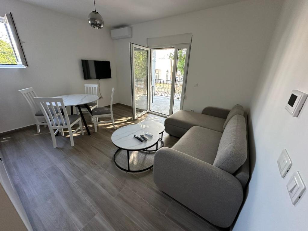 Μια τηλεόραση ή/και κέντρο ψυχαγωγίας στο Apartmani Aki 3