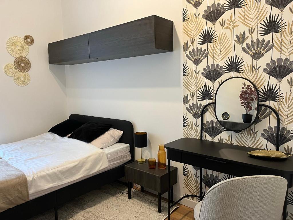 Un dormitorio con una cama y un espejo en la pared. en Apartament P52 Wrocław, en Wroclaw