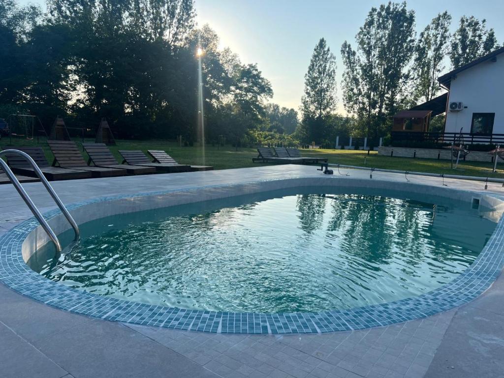ein kleiner Pool mit Wasser in einem Park in der Unterkunft Casa cu Flori Maramures in Baia Mare