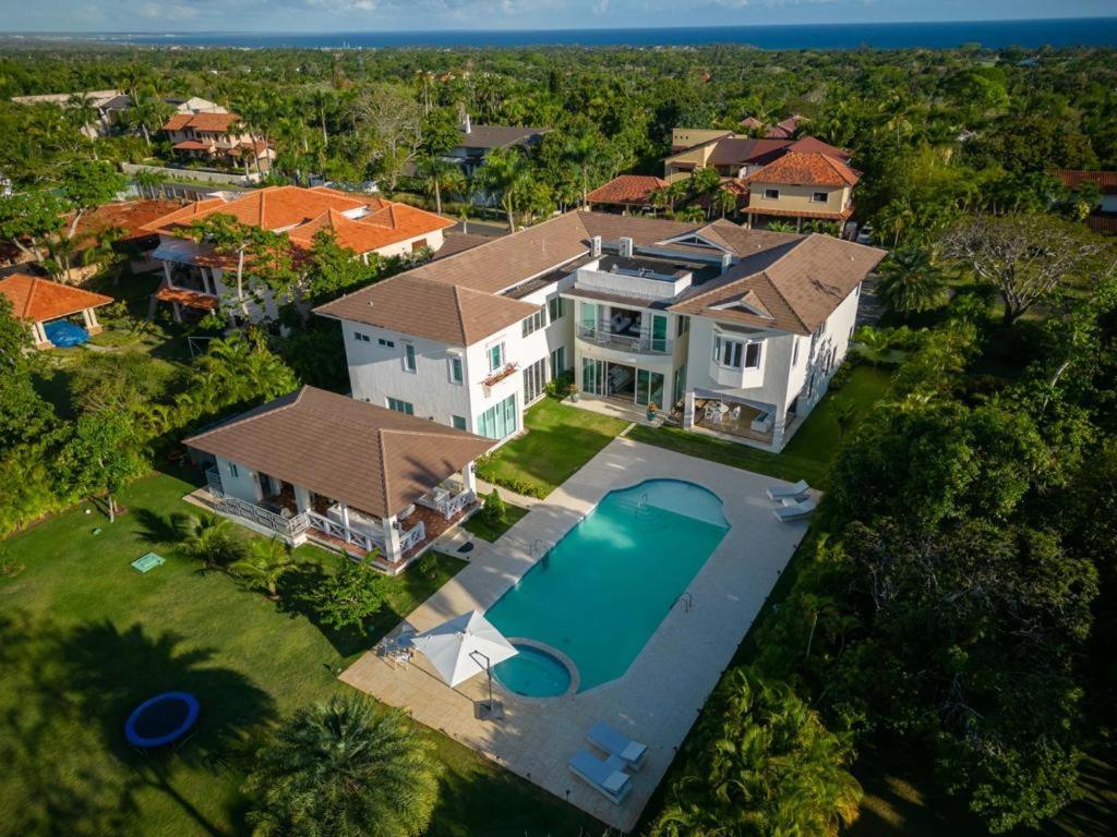 una vista aerea di una casa con piscina di Casa de Campo Luxury Villa with private Pool & Jacuzzi, Near Beach, Marina, Golf, Restaurants & Altos de Chavon a La Romana