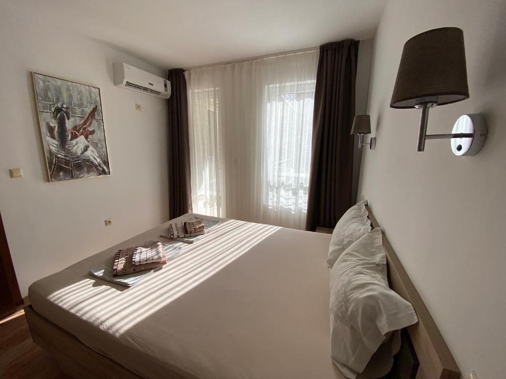 A bed or beds in a room at Amel -new luxury apartment close to the beach