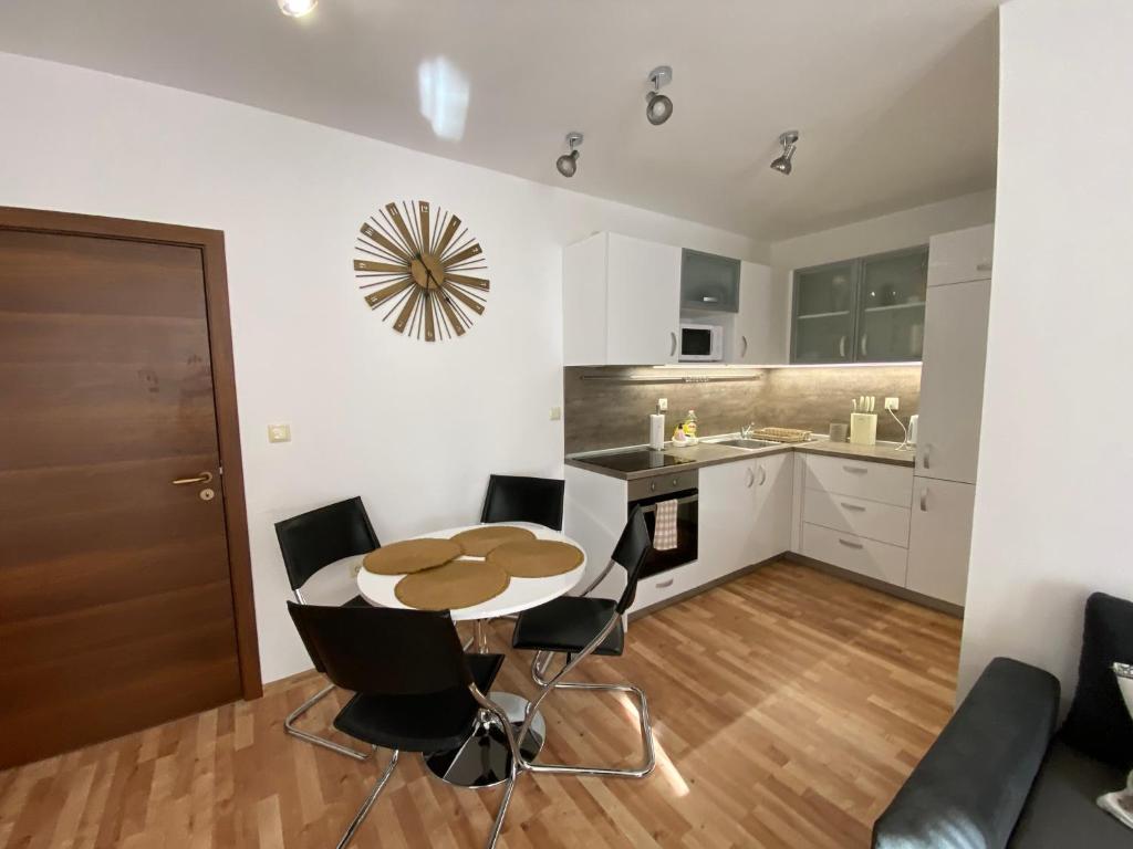 A kitchen or kitchenette at Amel -new luxury apartment close to the beach