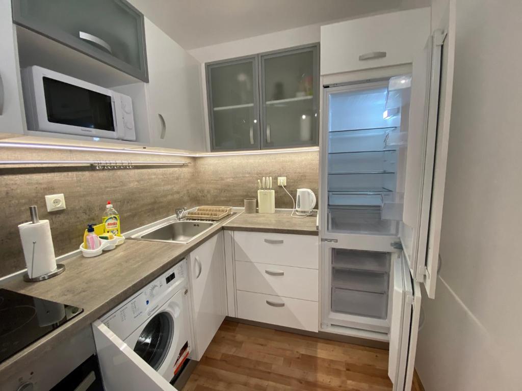 A kitchen or kitchenette at Amel -new luxury apartment close to the beach
