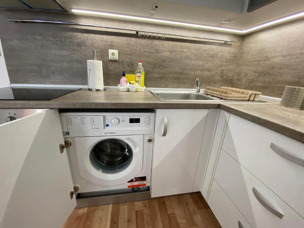 A kitchen or kitchenette at Amel -new luxury apartment close to the beach
