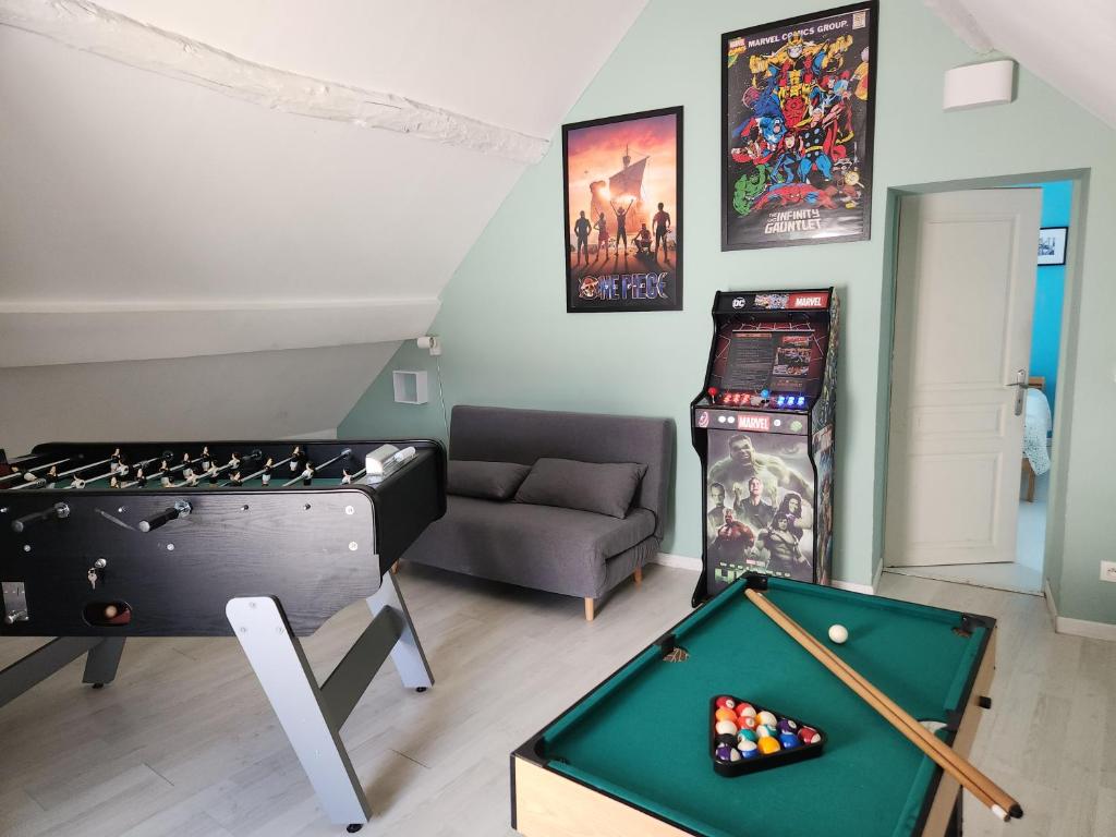 un salon avec une table de billard et un canapé dans l'établissement Prolongez la magie aprés DisneyLand Paris, à Saint-Germain-sur-Morin