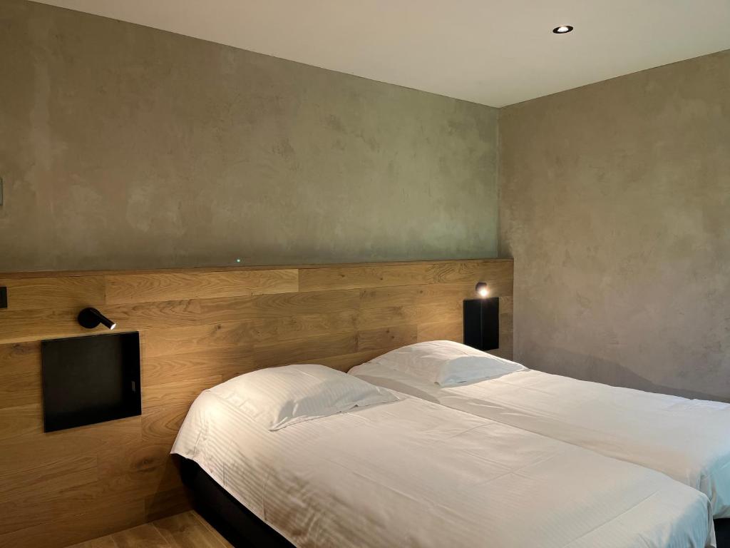 Postel nebo postele na pokoji v ubytování Hostellerie La Claire Fontaine, Logis hôtels & Spa