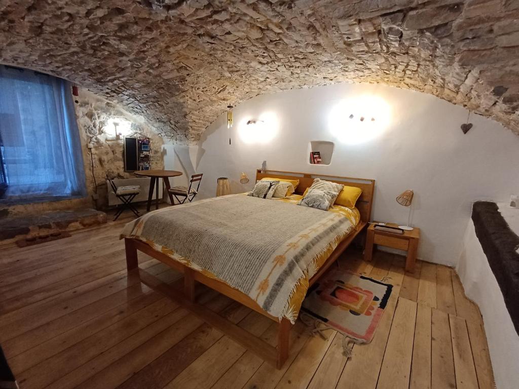 Ένα ή περισσότερα κρεβάτια σε δωμάτιο στο Le Petit Gîte du Coq