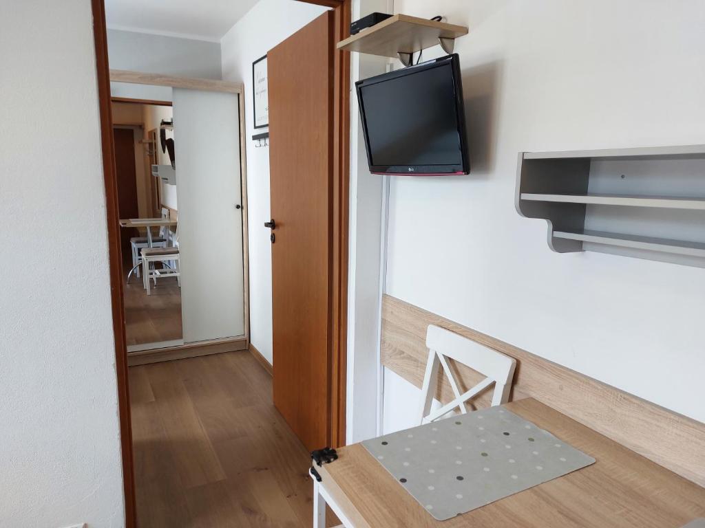 Televízia a/alebo spoločenská miestnosť v ubytovaní Słoneczne Apartamenty w Poddąbiu