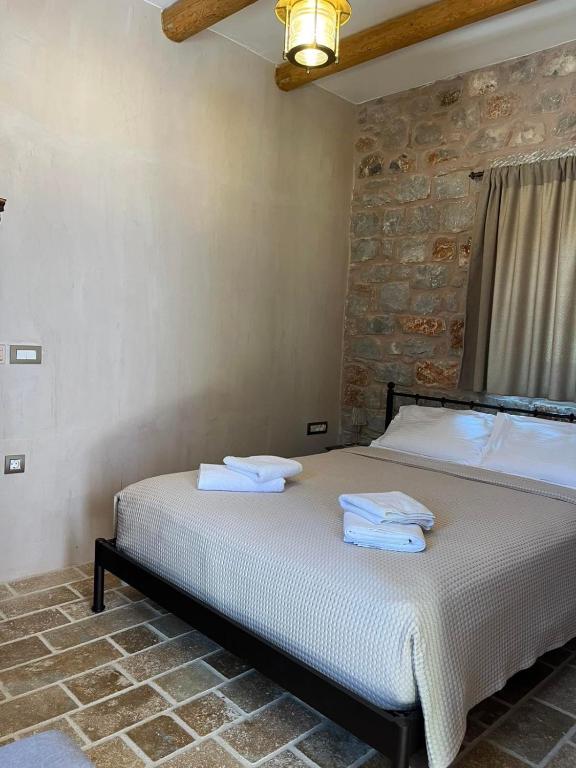 Postel nebo postele na pokoji v ubytování Arapis Rooms & Suites