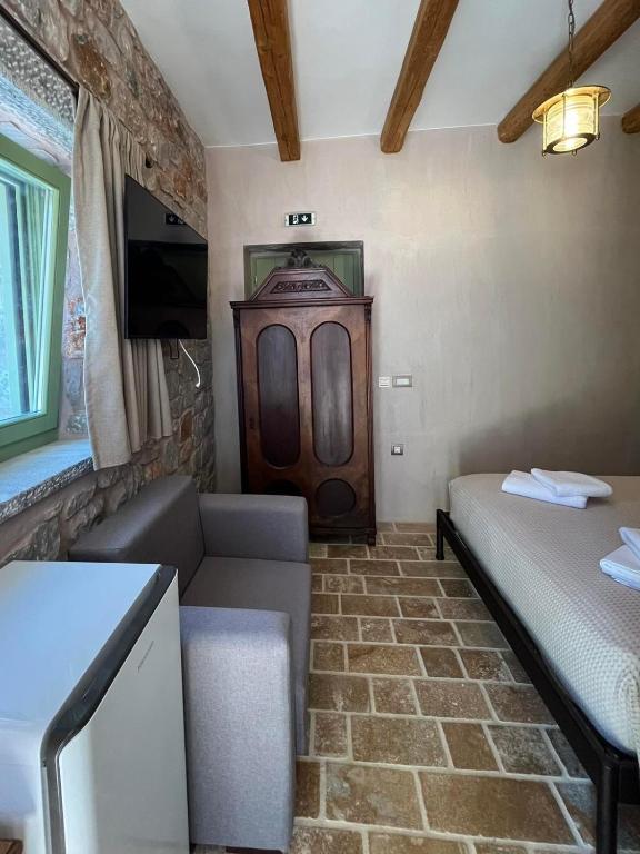 Postel nebo postele na pokoji v ubytování Arapis Rooms & Suites