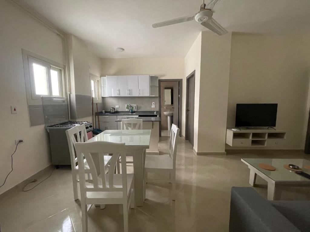 Η κουζίνα ή μικρή κουζίνα στο Bayt Hassan A12 - 2 bedrooms European new apartment
