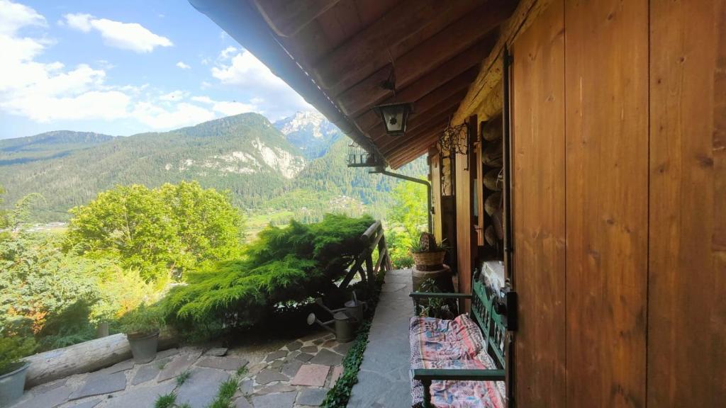 Výhľad na hory alebo výhľad na hory priamo z of the bed and breakfast