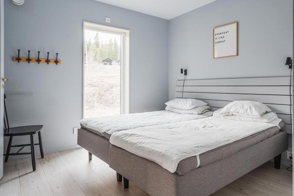 Cama grande en habitación con ventana en Nice apartment in Järvsö by the slopes, en Järvsö
