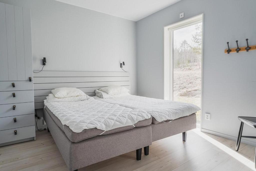 Habitación blanca con cama y ventana en Nice apartment in Järvsö by the slopes, en Järvsö