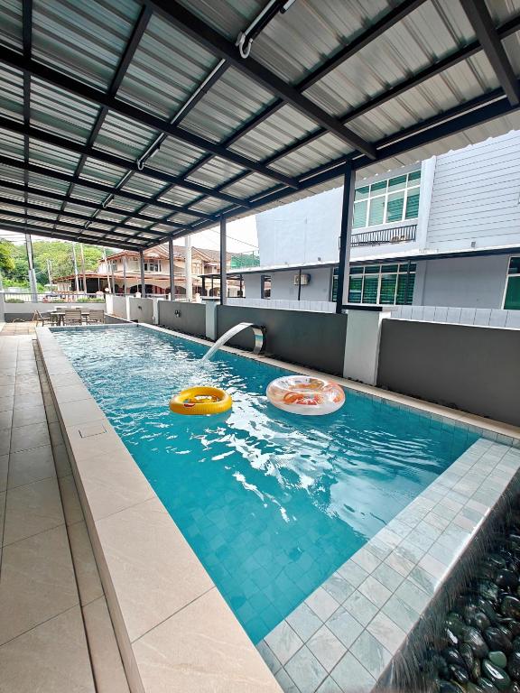 Langkawi IslandsJ Villa Langkawi with pool for 16 pax的建筑物游泳池里的两个飞盘